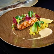 Лосось с хумусом , пак – чой и экзотическим соусом Вьерж