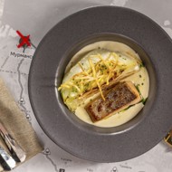 Лосось с капустой и соусом из устриц