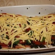 Лосось с маслинами и томатами