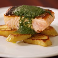 Лосось с мятной сальсой