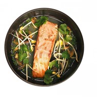 Лосось с острым лимонным бульоном