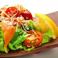 Лосось с салатом