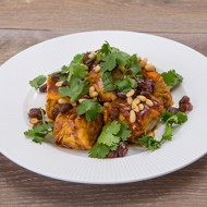 Лосось с шафраном и кедровыми орешками