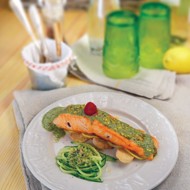 Лосось с соусом из хрена