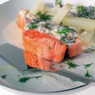 Лосось с соусом из сметаны и щавеля