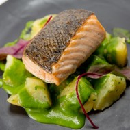 Лосось су-вид с отварным картофелем и соусом из петрушки