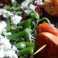 Лосось в чиабатте с салатом из зеленой фасоли, рокфора и вяленых помидоров