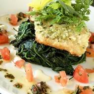 Лосось в корочке из чили и лайма с ароматной чечевицей в йогурте