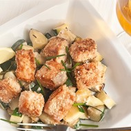 Лосось в кунжуте с цукини и лимонной цедрой