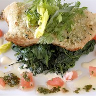 Лосось в сливочно-винном соусе с теплым шпинатом