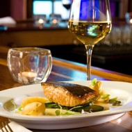 Лосось, запеченный с картофелем и оливками