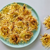 Луково-чесночные чипсы из сыра с карри