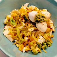 Луковый салат из яиц и авокадо