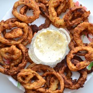 Луковые кольца в сырном кляре