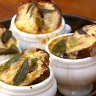 Луковый суп из разных сортов лука