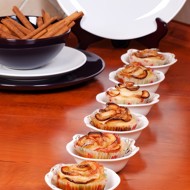 Маффины с кусочками яблок, грецкими орехами и корицей