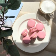 Макарон с начинкой из белого шоколада и ликера