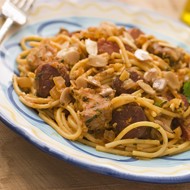 Макарони с чоризо и помидорами