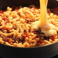 Макароны с сырно-мясным соусом