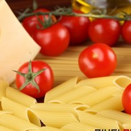 Макароны в остром томатном соусе с пармезаном