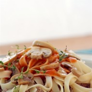 Макароны в томате с грибами и ветчиной