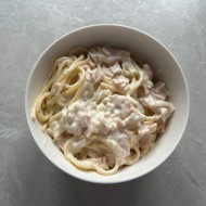 Макароны на сковороде с ветчиной в сливочном соусе