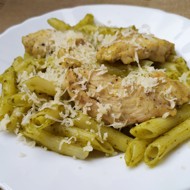 Макароны с соусом песто и куриной грудкой