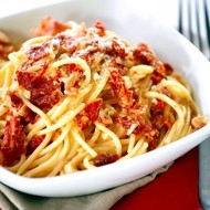 Макароны с пармезаном и вялеными помидорами