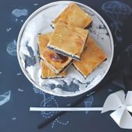 Маковый пирог с миндальной пудрой