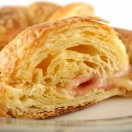 Маленькие слоеные пирожки с ветчиной