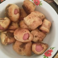 Маленькие сосиски в полосках слоеного теста