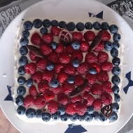 Малиновый бисквитный торт