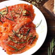 Малосольный лосось с розовым перцем