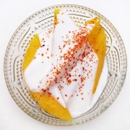 Манго с кокосовым кремом и перцем чили