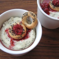 Манная каша с маком, сушками и малиновым вареньем