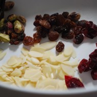 Манная каша с шоколадной пастой и миндальными хлопьями