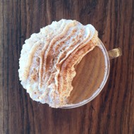 Манная каша со взбитыми сливками и кофе