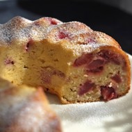 Манный пирог с клубникой