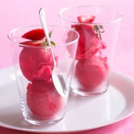 Маринованная клубника в бальзамическом уксусе с клубничным шербетом и амаретти