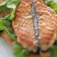 Маринованная семга на гриле с хлебом и салатом