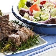 Маринованная в медово-луковом масле баранина на шпажках из розмарина