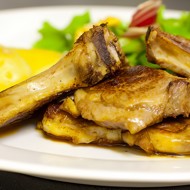 Маринованная в роме баранья нога на гриле с персиками