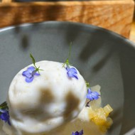 Маринованная дыня с мороженым из дыни с ромашкой