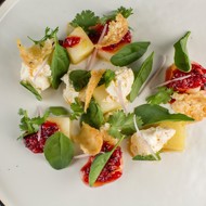 Маринованная дыня со сливочным сыром и соусом из острого перца