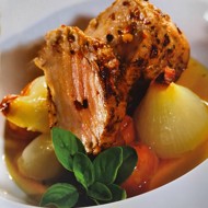 Маринованная свиная корейка с конфи из томатов и жемчужного лука