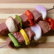 Маринованные говяжьи шашлыки с овощами и грибами