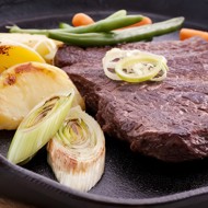 Маринованные говяжьи стейки с жареным зеленым луком