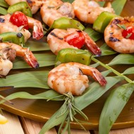 Маринованные в вине креветки на шпажках из розмарина