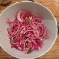 Маринованный красный лук с мятой