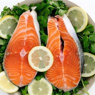 Маринованный лосось с салатом из чили, огурца и сока лайма